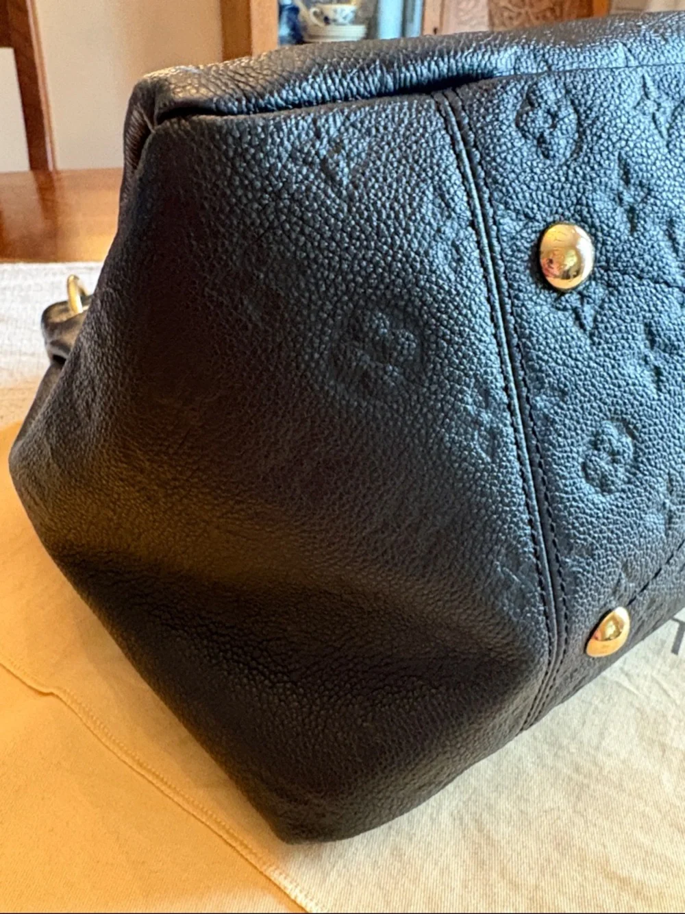Louis Vuitton Black Artsy - Picture 4 of 9